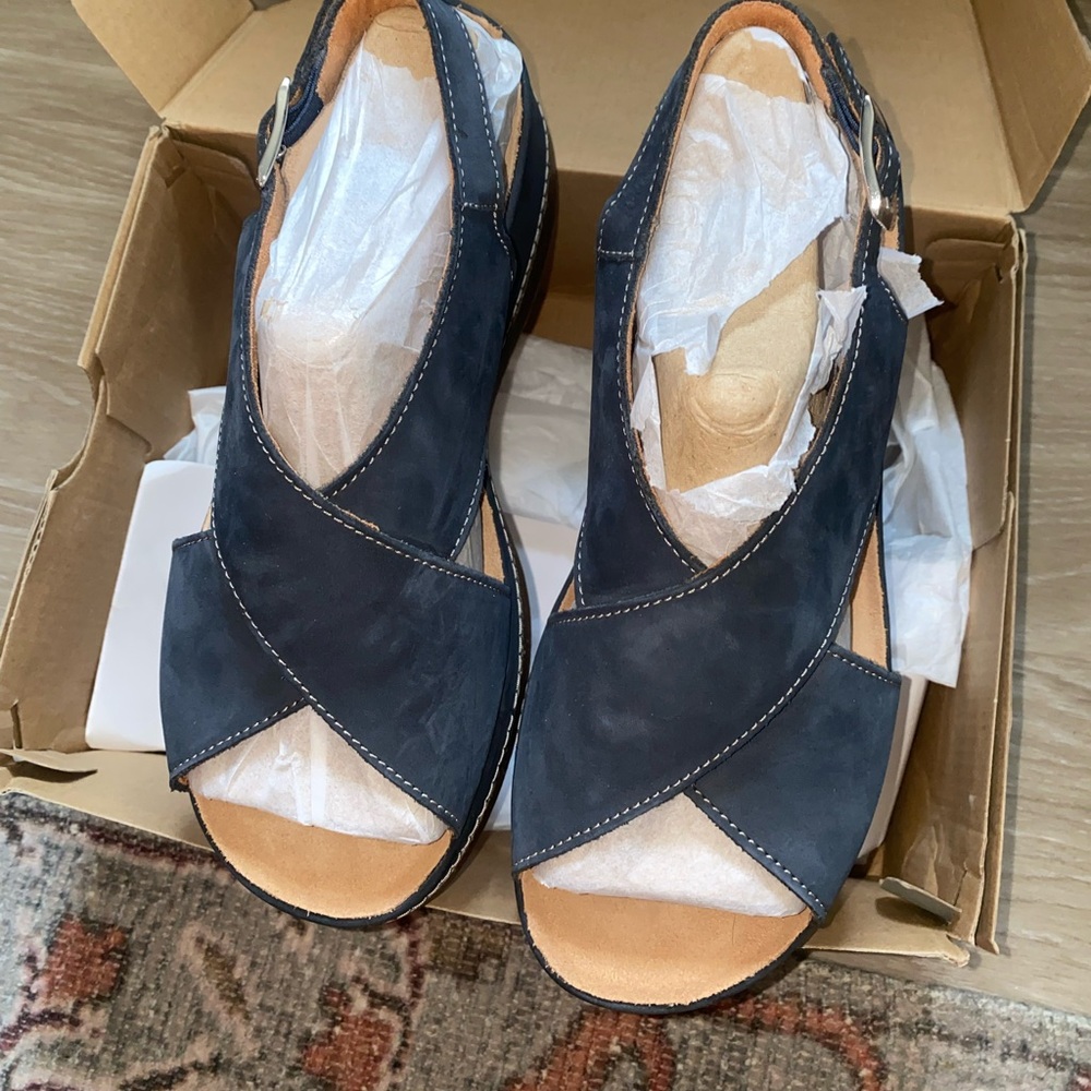 CLARKS Artisan - KASSANDRA STEP - SIZE 8.5 WIDE